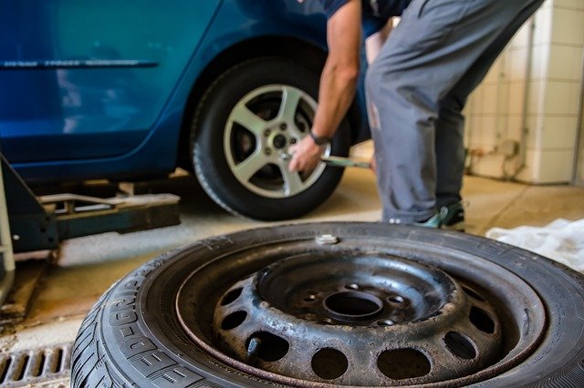 How to remove a tire from a rim